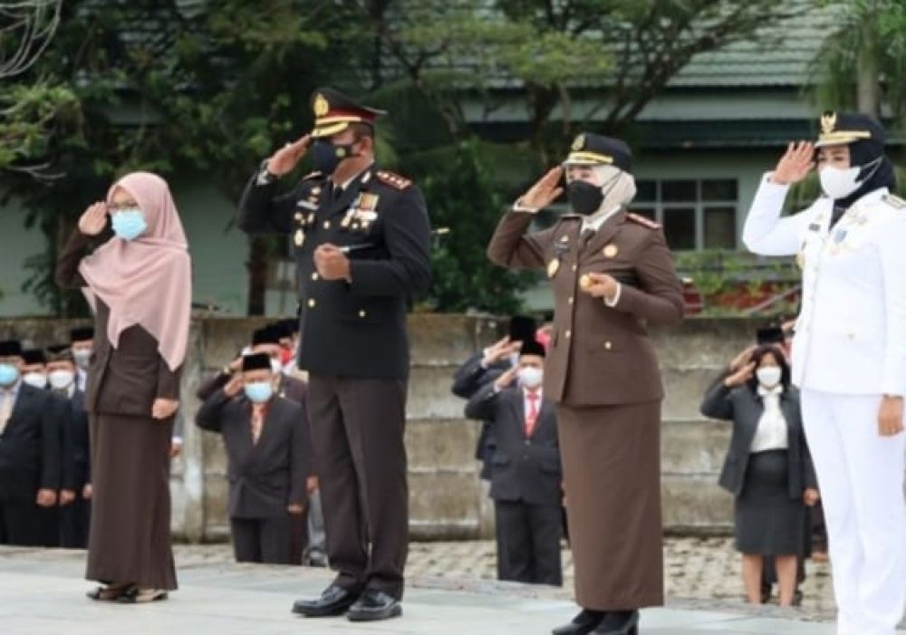 Peringatan Hari Pahlawan, Kapolres Tuba Lakukan Upacara & Tabur Bunga