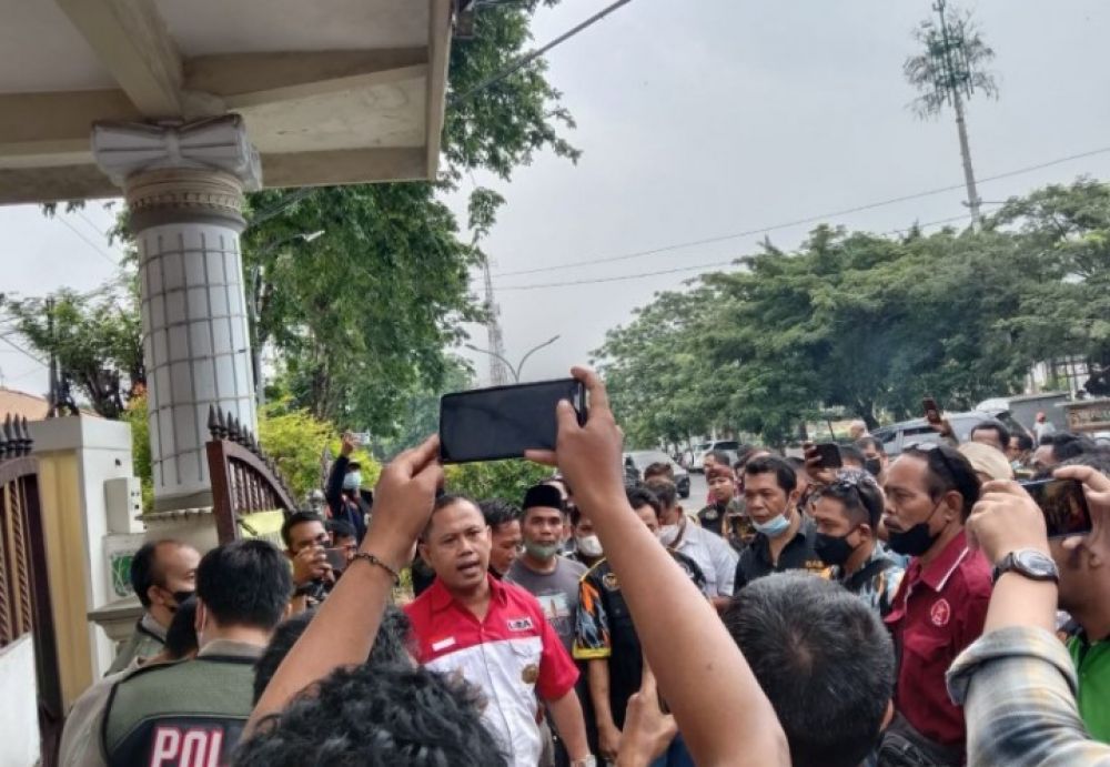 Gabungan Wartawan Dan LSM Gruduk Pendopo Kabupaten Pasuruan