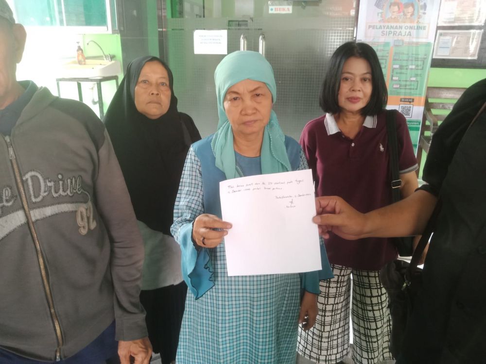 Warga Somasi Kelurahan Tambak Kemerakan, Minta Surat Ortunya Diberikan