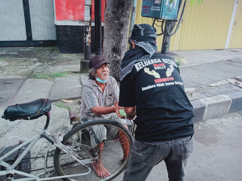 Jum'at Berkah,Kojar-Dolly Berbagi Secara Of The Road