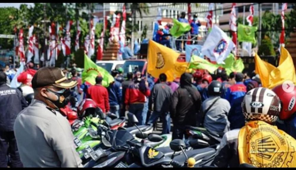 Kombes Pol Izir,pantau langsung aksi demo di depan gedung DPRD Jatim