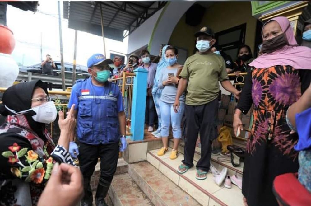 Langkah Tanggap Risma,Temui Dan Santuni Korban Banjir Pasuruan