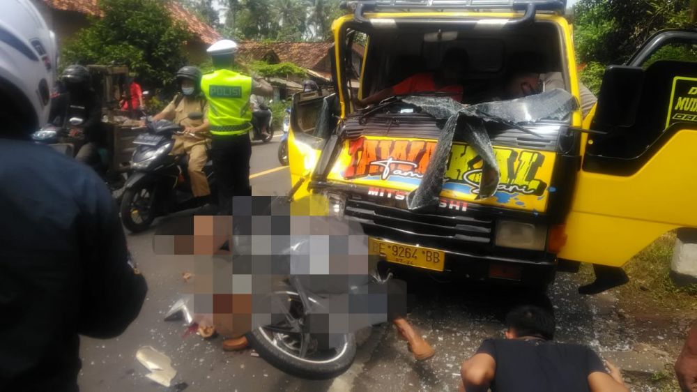 Truk Angkut Tanah VS Roda 2, Dijalan Satu Arah Kabupaten Pesawaran