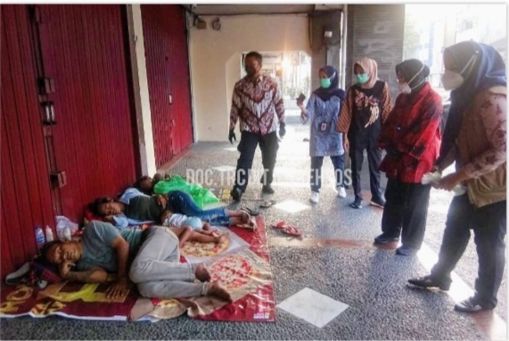 Risma Sapa Pasutri Gelandangan Yang Tertidur Di Emperan Toko Grogol