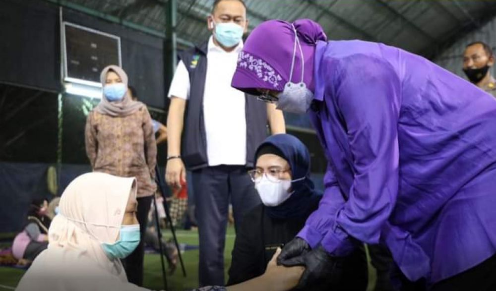 Di Posko Pengungsian Dampak Ledakan Kilang Minyak, Risma Berharap Ini