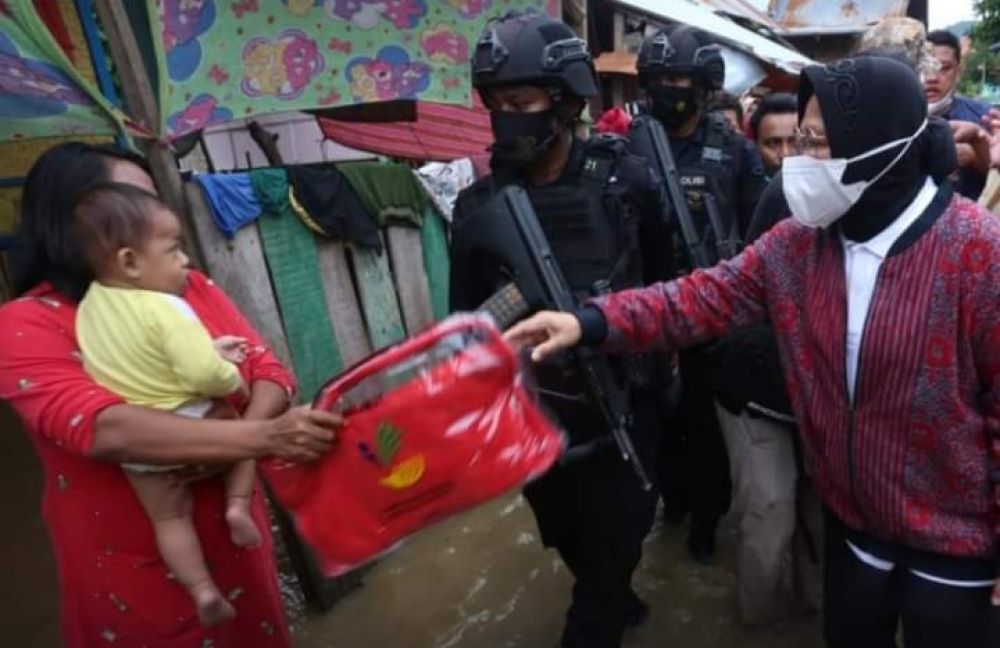 Di Camp Pengungsian Korban Banjir NTT, Risma Ajak Anak Anak Bernyanyi