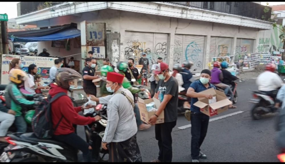 Kumpulan Jurnalis Jawa Timur (3N), Berbagi Ta'jil Dan Masker