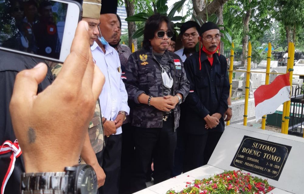 Hari Pahlawan2021, GGAS Gelar Upacara & Tabur Bunga Di Makam Bung Tomo