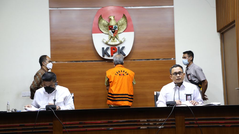 KPK Tahan Tersangka Korupsi Proyek Pembangunan Kampus IPDN Di Minahasa