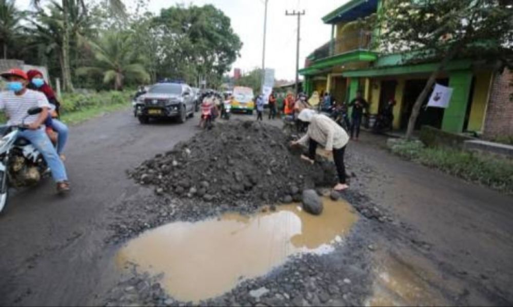 Aksi Risma Turun Dari Mobil Ambil Batu Dan Pasir Untuk Tambal Jalan