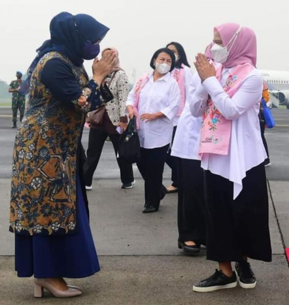 Tinjau Vaksinasi Anak Di Bandung, Ibu Iriana Di Puji Karena Penampilan