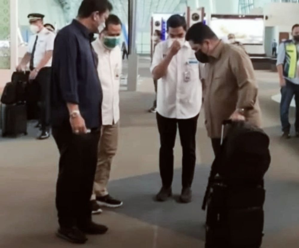 Injak Sesuatu Didepan Bandara Soetta, Erick Tohir : Ini Sih Parah...