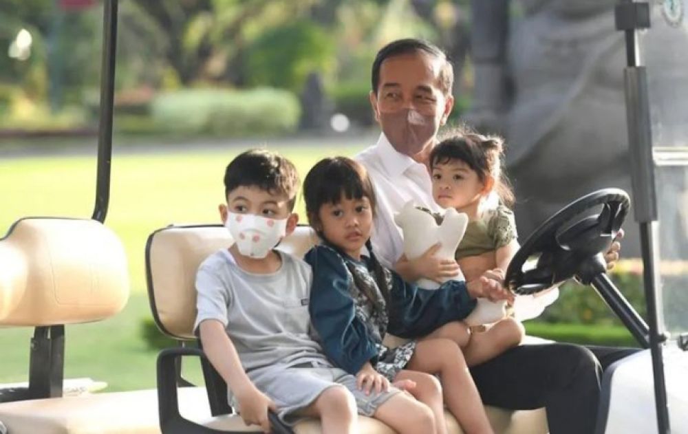 Momen Jokowi Bagikan Foto Liburan Bersama Cucu, Adik Jan Ehtes Disorot