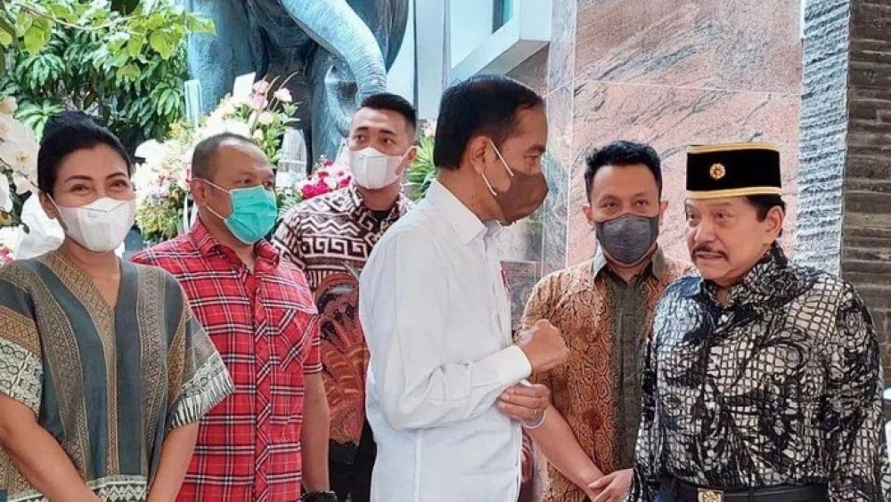 Jenguk Mantan Kepala BIN, Jokowi Kaget Disambut Didepan Rumah