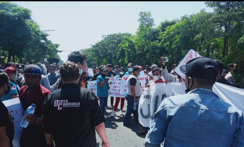 Aksi Jurnalis Di Depan Mapolda Jatim, Tabur Bunga 7Rupa Dan Tahlillan