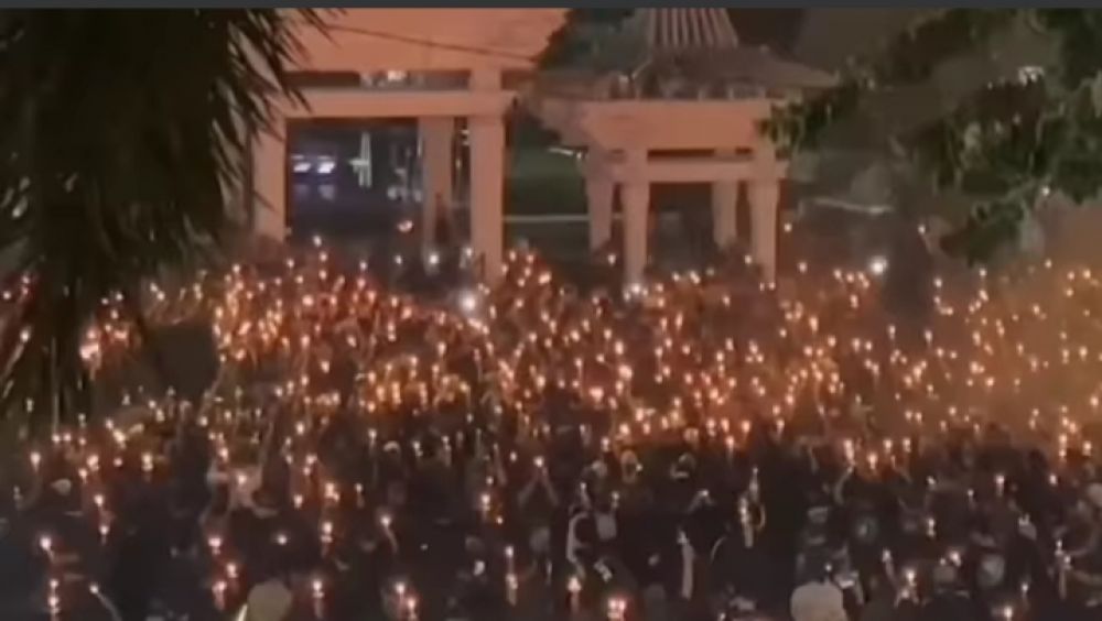 Aksi Keprihatinan, Ribuan Bonek Gelar Doa Bersama Dan Nyalakan Lilin