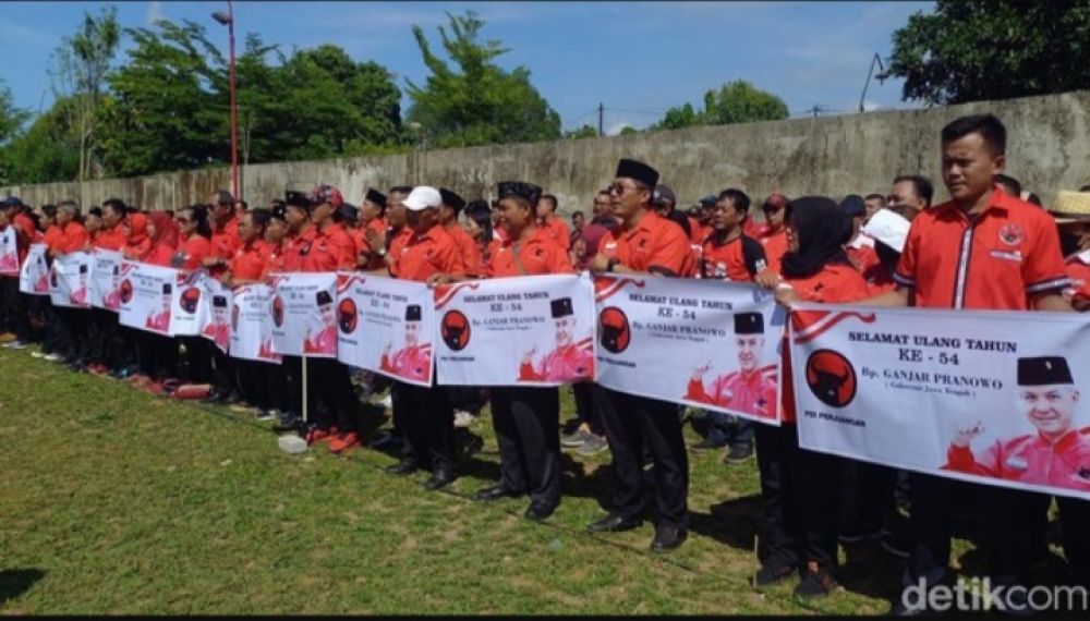 Upacara Hari Sumpah Pemuda, Kader PDIP Solo Bentangkan Poster Ganjar