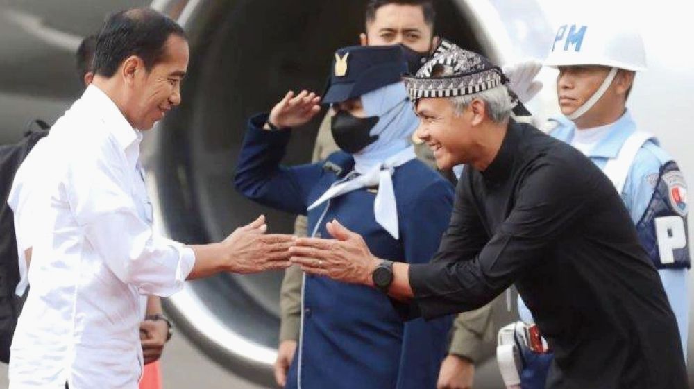 Jokowi Disambut Ganjar Pakai Baju Samin, Begini Reaksi Presiden