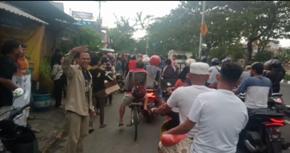 Ratusan Bungkus Ta'jil Ludes Dalam Hitungan Menit, Alhamdulilah