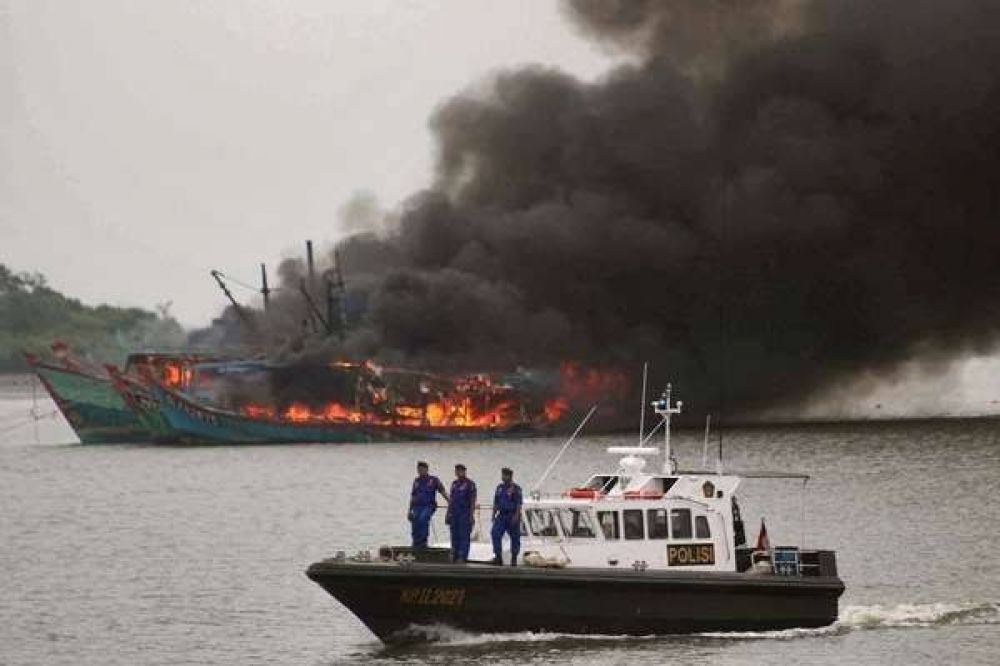 Ilegal Fishing, 2 Kapal Berbendara Malaysia Dimusnahkan