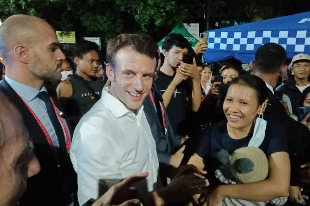 Usai Gala Dinner, Macron Presiden Prancis Jalan Kaki Hingga 2Km