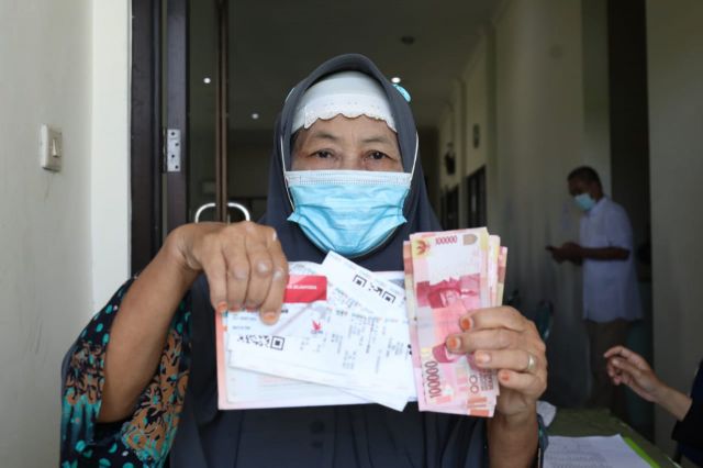 Di Jombang, Risma Minta Bank Penyalur Bansos Datangi Door To Door
