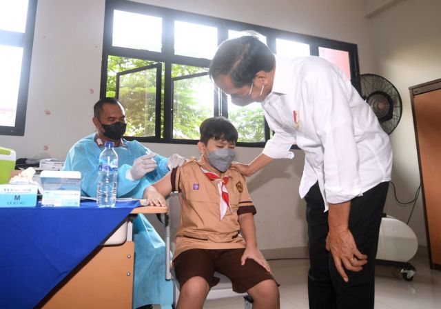Tinjau Vaksinasi Anak Usia 6-11, Jokowi Harap Anak Terlindungi Covid19