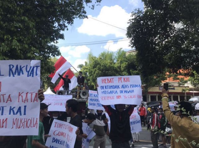 Mushola Di Hancurkan PT KAI Daop8, Warga Sulung Wadul Ke DPRD Surabaya