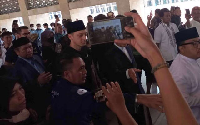 Jum'atan Di Masjid Istiqlal, Mezut Ozil Di Serbu Jama'ah