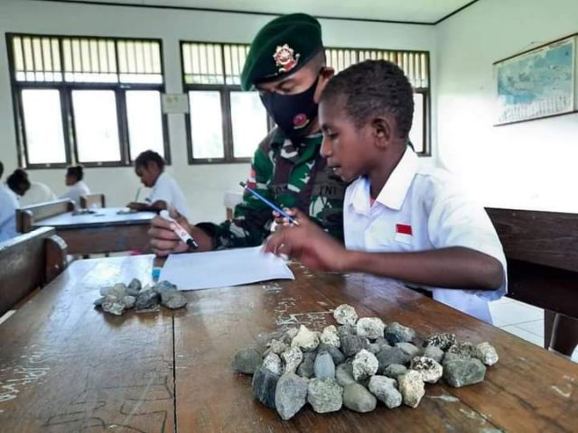 Satgas YonMekRa 413/Bremoro Kostrad,Gunakan Batu Sebagai Metode Hitung