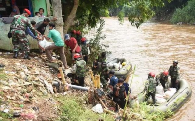 Selain Bersih Bersih Kali Ciliwung,Kopassus Juga Bagikan Paket Sembako