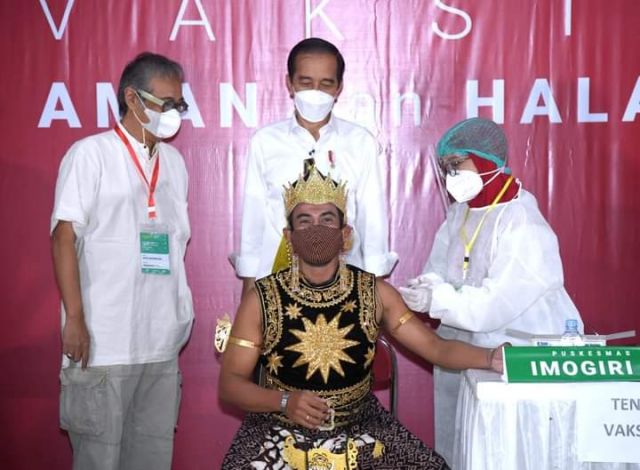 Disaksikan Jokowi, Gatot Kaca Ikut Di Vaksin Covid-19