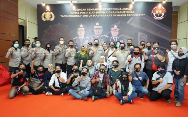 HUT Humas Polri 69Th,Humas Polda Jatim Berbagi Rompi Ke Wartawan