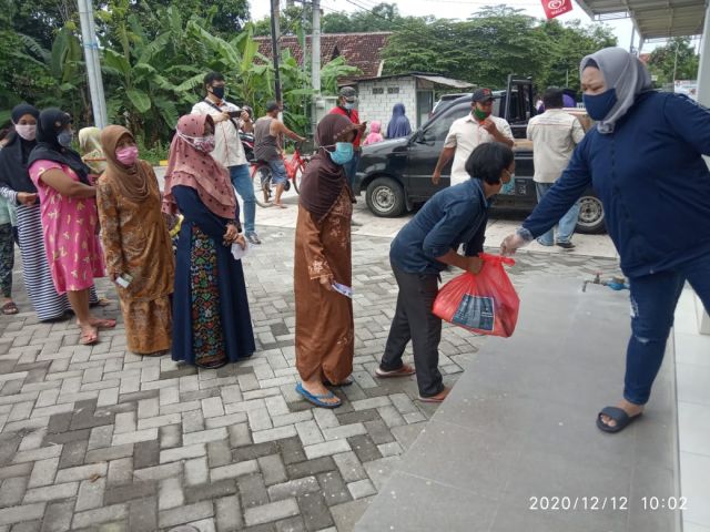 PT Alma Regency Mojokerto,Bagikan Sembako Kepada Warga Dusun Losari