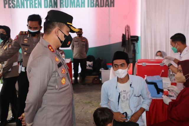 Kapolres Gresik Bersama Forkopimda Tinjau Vaksinasi Serentak Ponpes