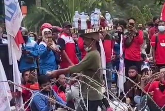 Aksi Kocak Pedagang Asongan Ini, Bikin Ngakak Pendemo Buruh Di Grahadi