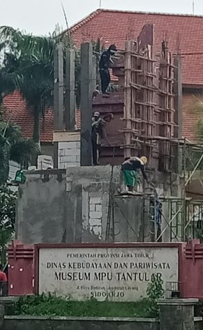 Miris!! Renovasi Gapura Satker Disbudpar Jatim Telan Setengah M Lebih