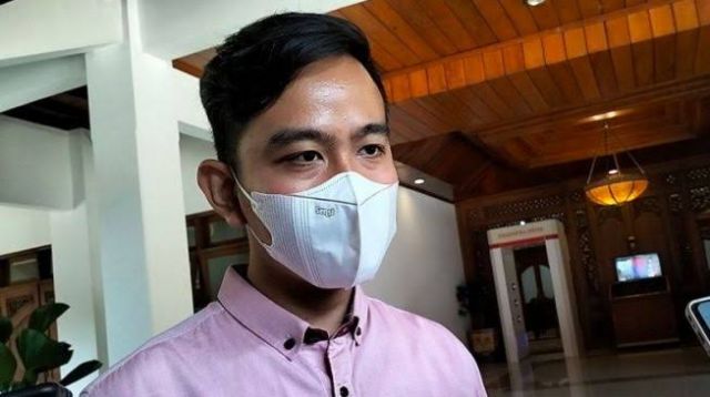 Reaksi Gibran Saat Roy Suryo Dipapah Hingga Duduk Di Kursi Roda