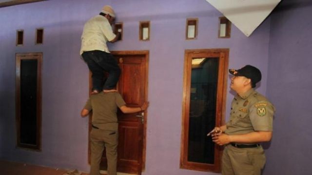 Aduhh, Pak Kades Dan Guru Agama Lagi Indehoy Digrebek Warga