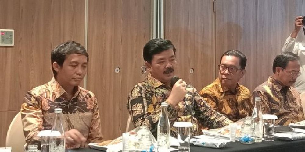 Menteri Hadi Ancam Sikat Oknum TNI-Polri Bekingan Mafia Tanah