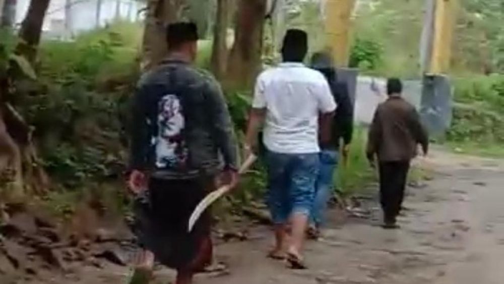 Heboh Massa Bawa Celurit Datangi Panitia Pilkades Di Bangkalan